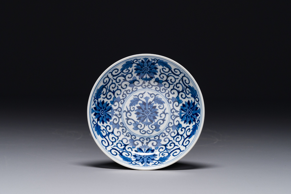 Een Chinees blauw-wit bord met lotusslingers, Guangxu merk en periode