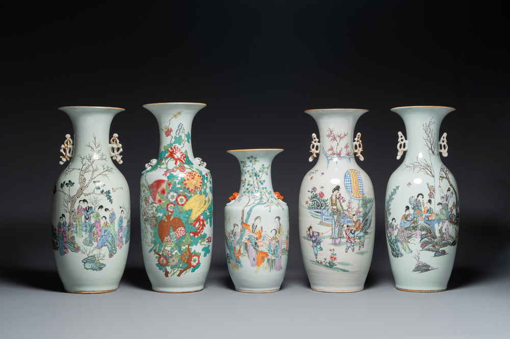 Cinq vases divers en porcelaine de Chine famille rose, 19/20&egrave;me