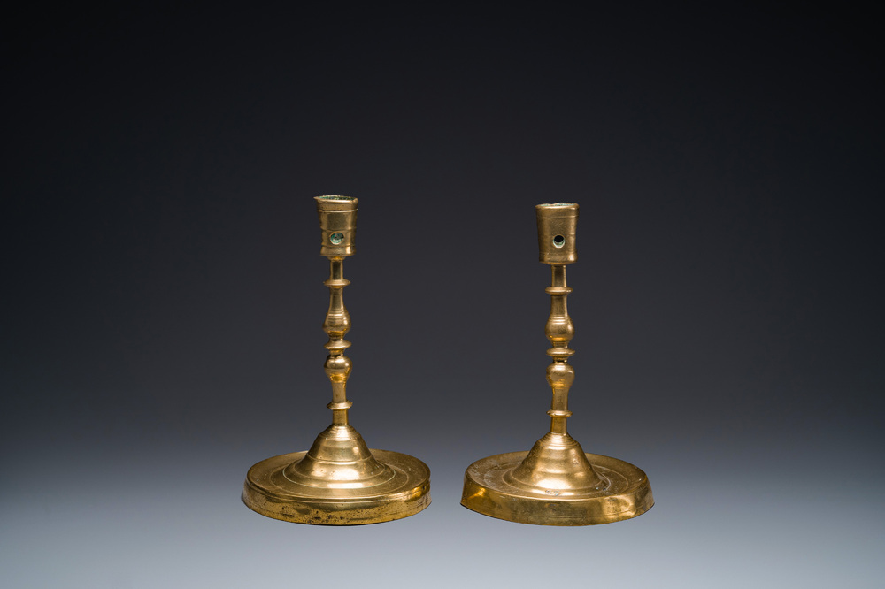Pair de bougeoir &agrave; cinq noeuds en bronze, Flandre ou Pays-Bas, 16&egrave;me