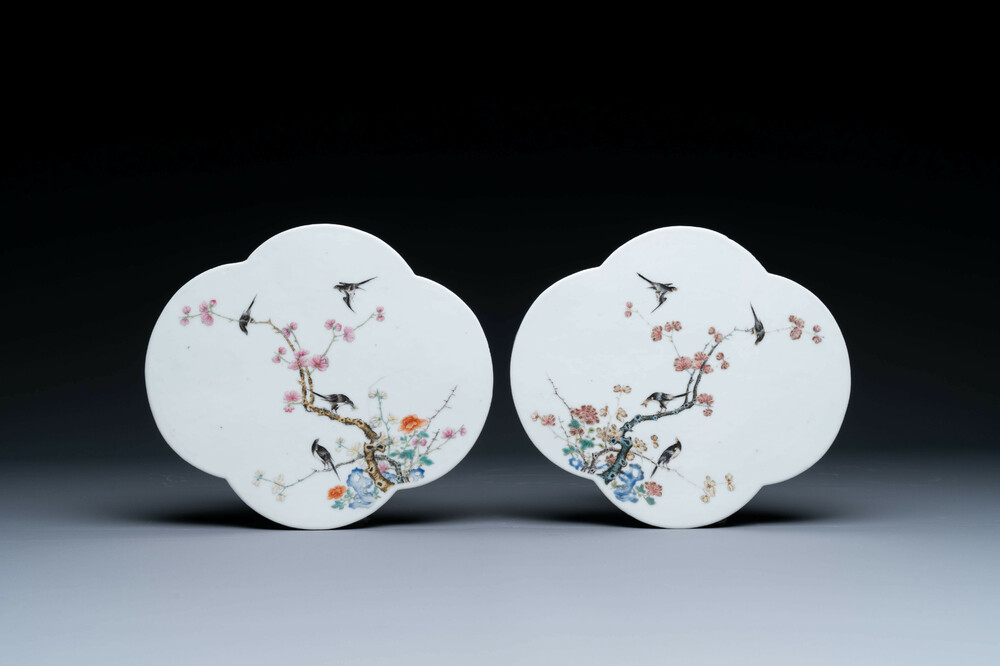 Paire de plaques en porcelaine de Chine famille rose &agrave; d&eacute;cor d'oiseaux parmi des branches fleuries, 19&egrave;me