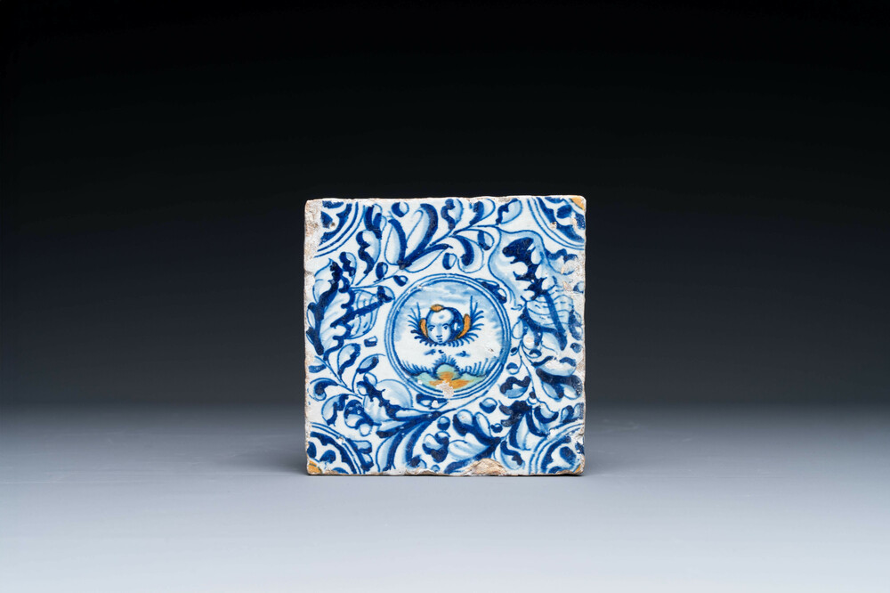 Een fraaie Delftse polychrome majolica tegel met een cherubijn, ca. 1600