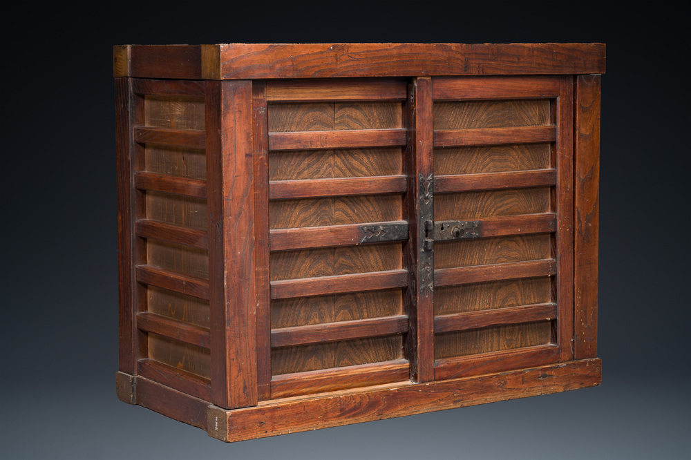 A Japanese wooden tansu 箪笥 chest, 19/20th C.