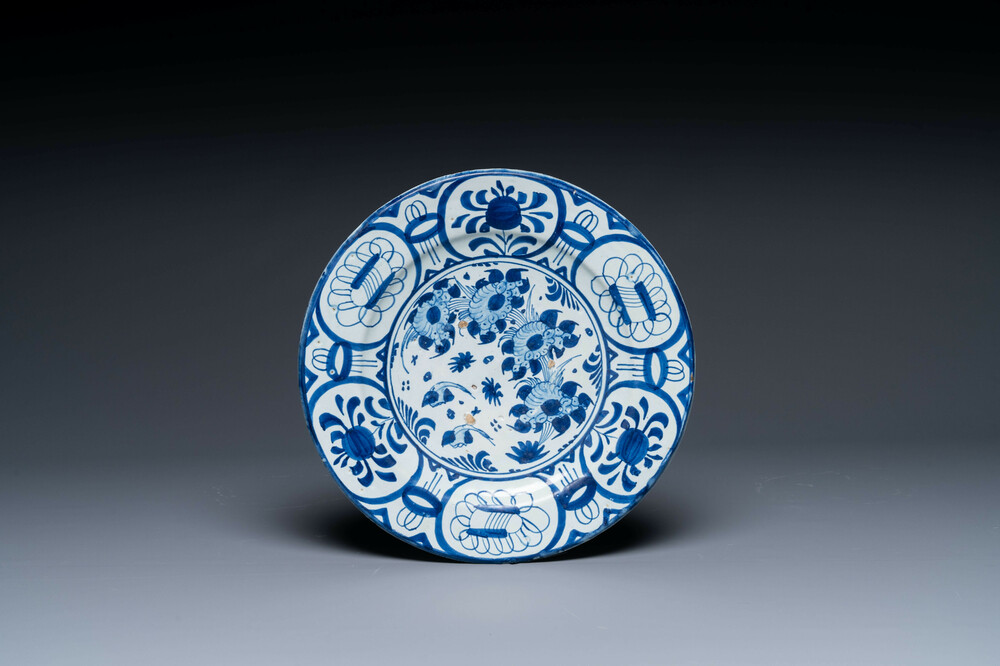 Rare plat en majolique en bleu et blanc &agrave; d&eacute;cor chinois de style Kraak, Pays-Bas, 17&egrave;me