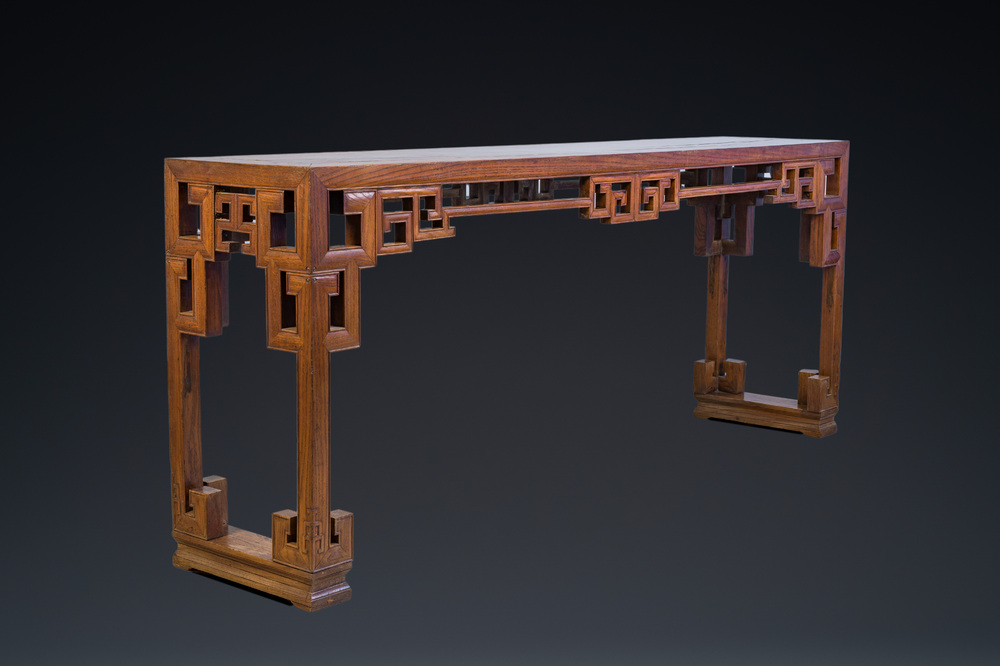 Grande console de type 'tiaoan' en bois d'orme &agrave; d&eacute;cor g&eacute;om&eacute;trique, Chine, 19/20&egrave;me