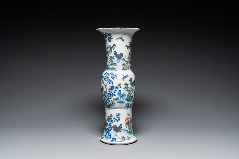 Vase de forme 'gu' en porcelaine de Chine doucai &agrave; d&eacute;cor de coq, marque de Qianlong, 19&egrave;me