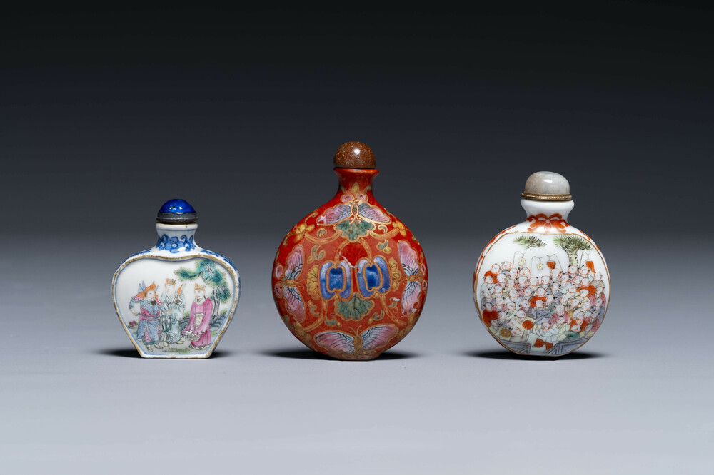 Drie Chinese famille rose snuifflessen, Qianlong merk, 19e eeuw