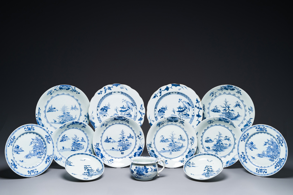 Collection de 13 pi&egrave;ces en porcelaine Chine en bleu et blanc de l'&eacute;pave du Cargo Nankin, Qianlong