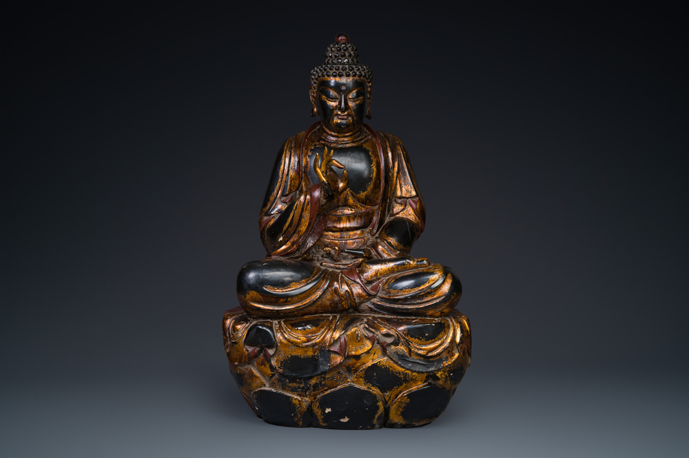 Een fraai en groot Japans verguld en gelakt houten beeld van een Boeddha Shaka, Edo