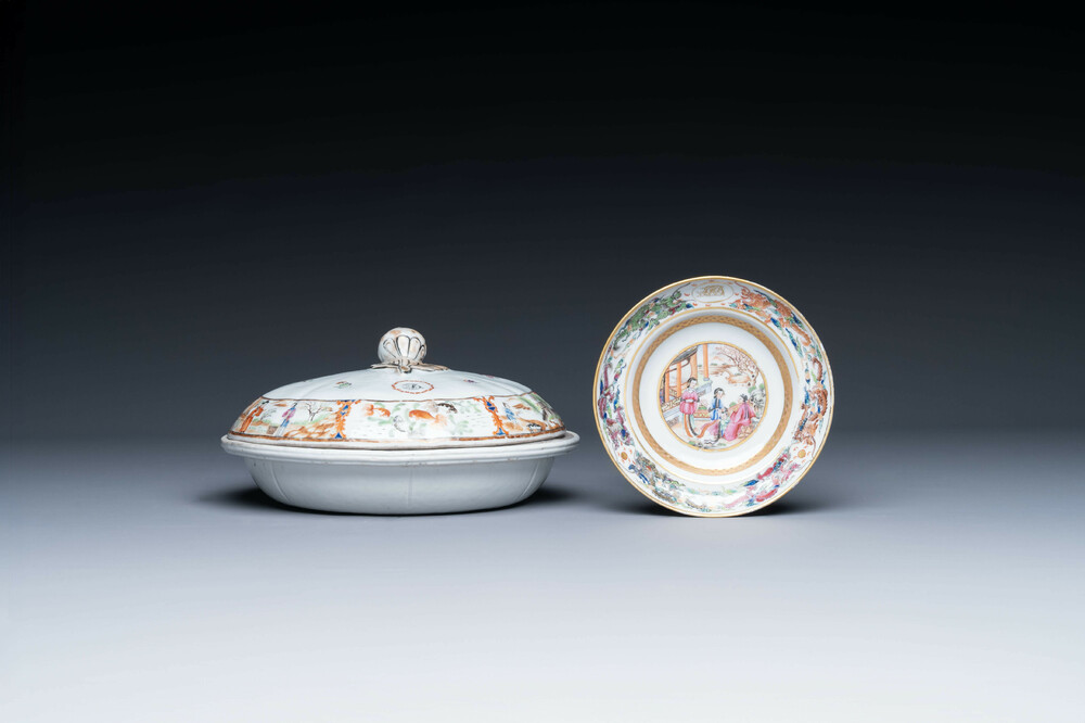 Une terrine couverte &agrave; deux compartiments et une assiette monogramm&eacute;e en porcelaine de Chine famille rose de Canton, 19&egrave;me