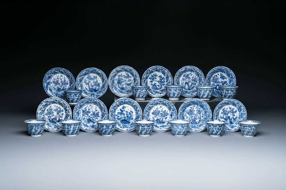 Douze tasses et soucoupes en porcelaine de Chine en bleu et blanc &agrave; d&eacute;cor floral, marque de jade, Kangxi
