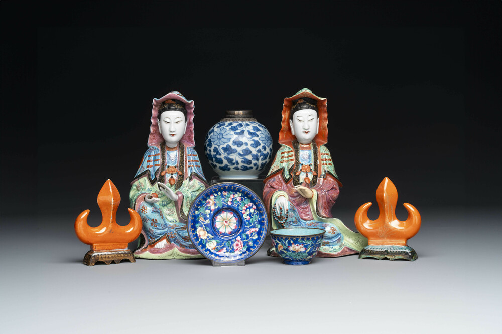 Collection vari&eacute;e de sept pi&egrave;ces en porcelaine de Chine et &eacute;maux de Canton, Kangxi et post&eacute;rieur