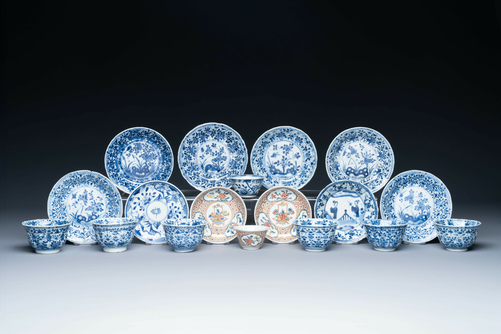 Collection vari&eacute;e de 18 pi&egrave;ces en porcelaine de Chine en bleu et blanc et famille rose, Kangxi/Yongzheng