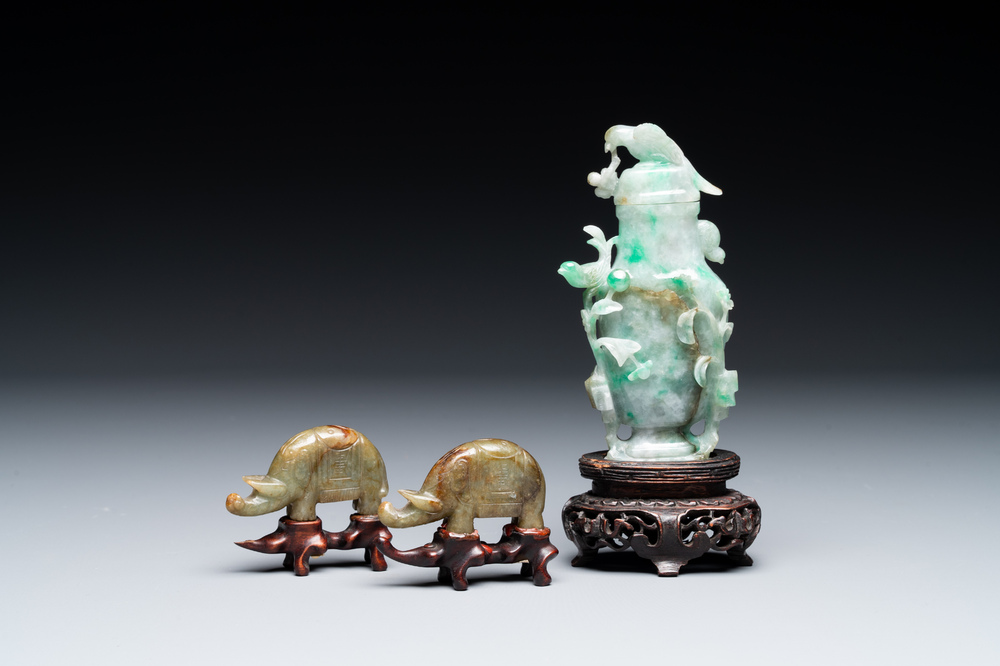 Paire de sculptures d'&eacute;l&eacute;phants en jade et un vase couvert sur socles en bois, 19&egrave;me