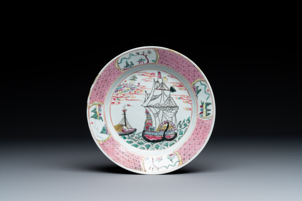 Een Chinees famille rose bord met een driemaster, Yongzheng
