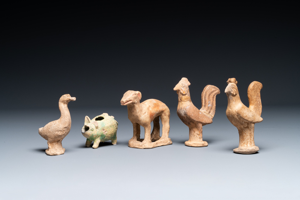 Vijf gevarieerde Chinese aardewerken dieren, Han