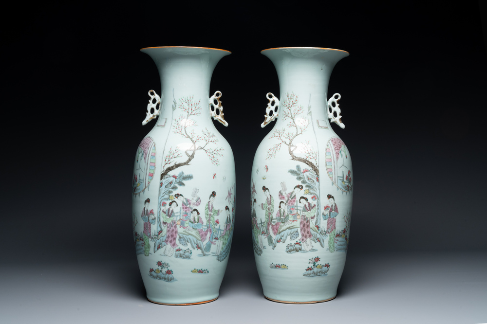 Paar Chinese famille rose vazen met dames in een tuin, gesigneerd Rongfang, 19/20e eeuw