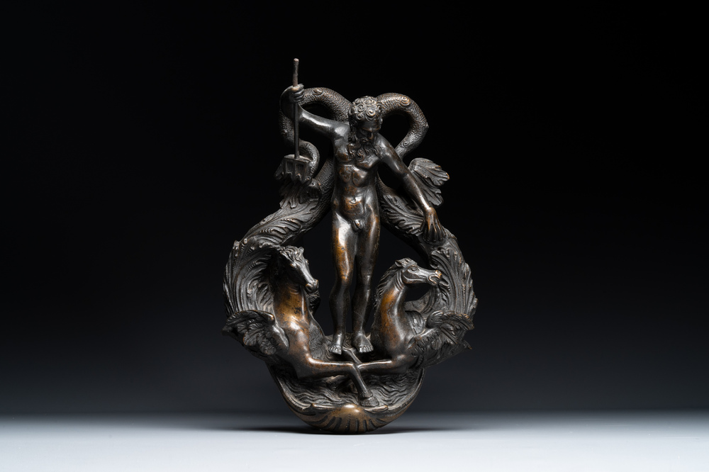 Grand heurtoir de porte en bronze &agrave; d&eacute;cor de Neptune et deux chevaux ail&eacute;s, Venise, 19&egrave;me