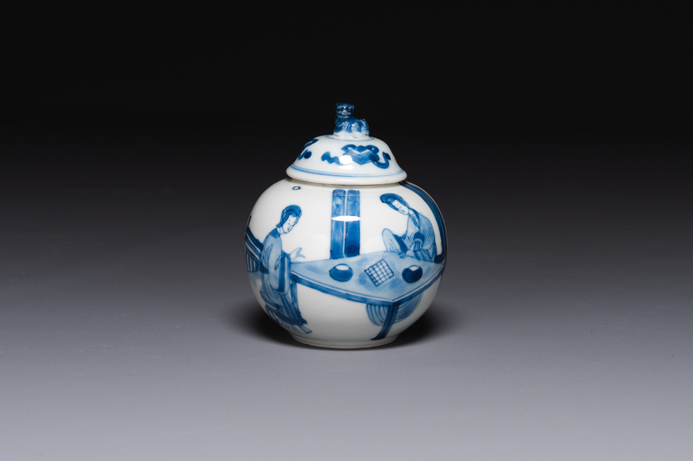 Een Chinese blauw-witte 'Lange Lijzen' theebus en deksel, conische schelp merk, Kangxi