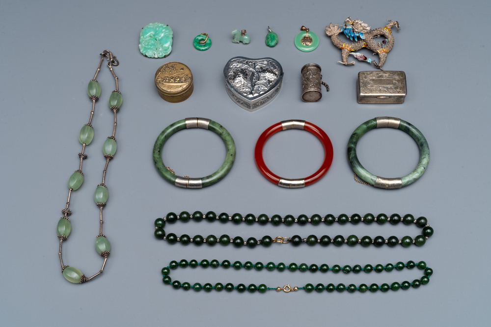 Collection vari&eacute;e de 16 pi&egrave;ces de bijoux et bo&icirc;tes, dont du jade, de l'or et de l'argent, Chine, 19&egrave;me