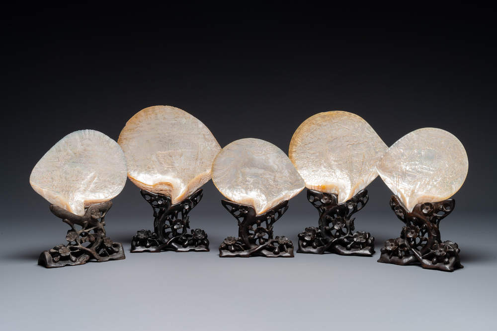 Cinq coquillages en nacre sculpt&eacute;s sur socles en bois, Chine, Canton, 19&egrave;me