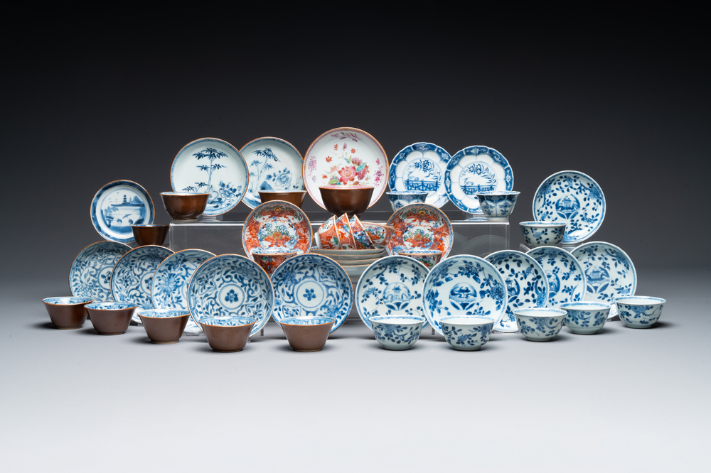 Een verzameling van 23 Chinese koppen en schotels, Kangxi/Qianlong