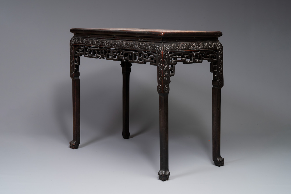 Table en bois sculpt&eacute; &agrave; plateau en marbre rose, Chine, 19&egrave;me (Lindsay Burns, 4/8/20)