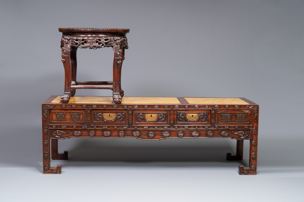 Table basse et un socle en bois sculpt&eacute; aux plateaux en marbre, Chine, 19&egrave;me
