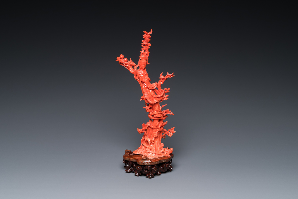 Sculpture de Xiwangmu debout sur un rocher en corail rouge, Chine, 19/20&egrave;me