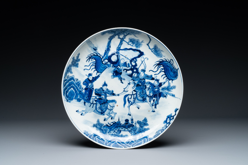 Een Chinese blauw-witte schotel met strijders te paard, 19e eeuw
