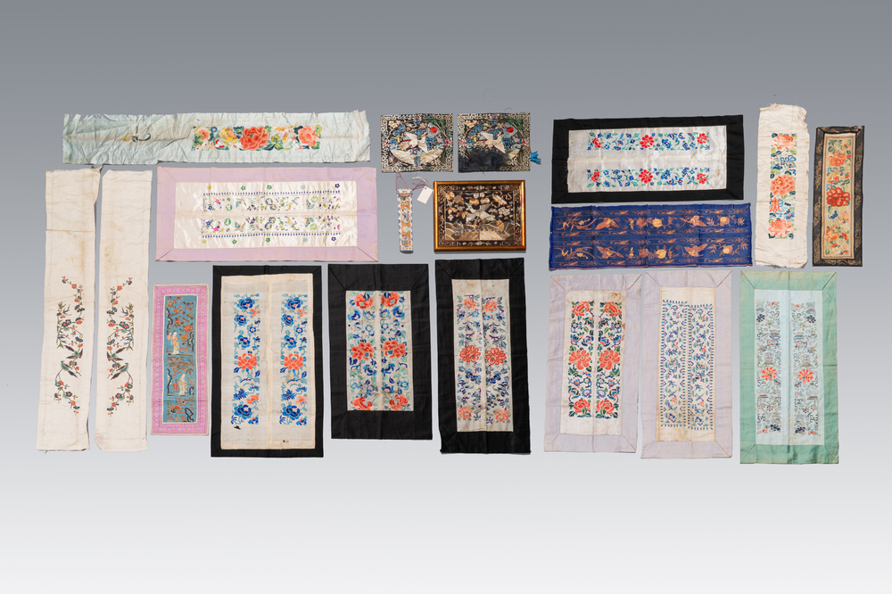 Collection vari&eacute;e de panneaux en soie brod&eacute;e, un couvre-&eacute;ventail et des badges de rang, 19&egrave;me