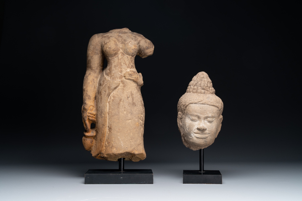 Een zandstenen vrouwentorso en een Boeddha hoofd, Cambodja, late Khmer periode, 13/14e eeuw