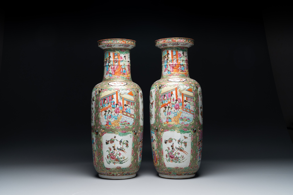 Paire de vases de forme rouleau en porcelaine de Chine famille rose de Canton, 19&egrave;me