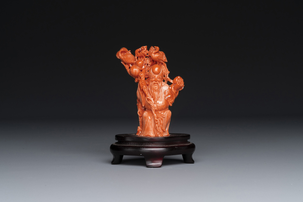 Sculpture de Shoulao en corail rouge sur socle en bois, Chine, 19/20&egrave;me