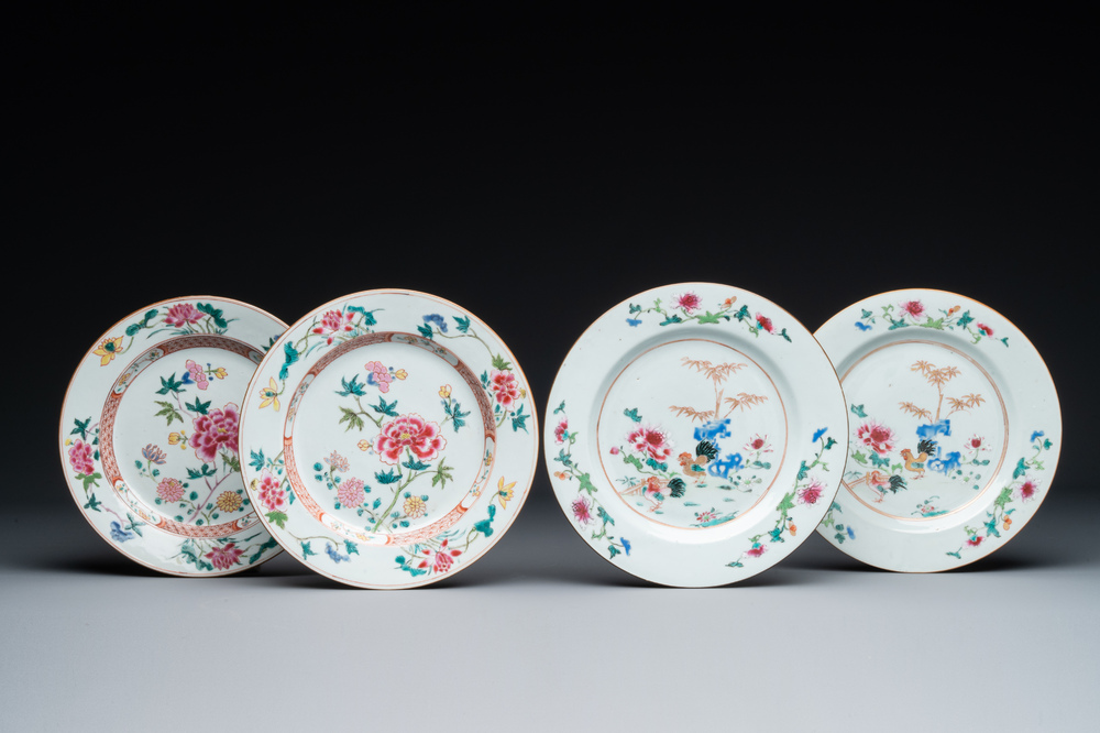Une paire d'assiettes famille rose &agrave; d&eacute;cor de coqs et une paire d'assiettes &agrave; d&eacute;cor floral, Qianlong