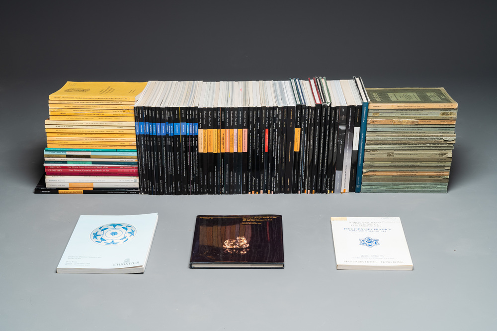 Collection vari&eacute;e de 113 anciens catalogues de vente aux ench&egrave;res d'art chinois de Christie's et Sotheby's, ann&eacute;es 1960 et apr&egrave;s