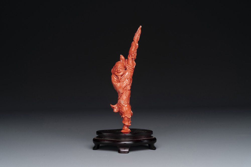 Sculpture d'un p&ecirc;cheur en corail rouge sur socle en bois, Chine, 19/20&egrave;me