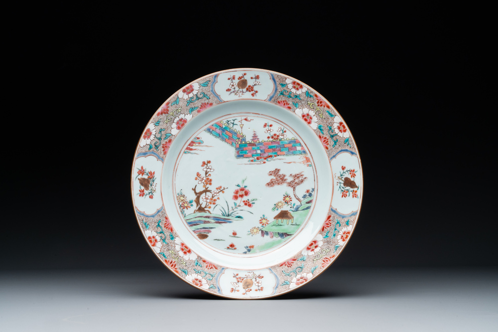 Een Chinese famille rose schotel met landschapsdecor, Yongzheng