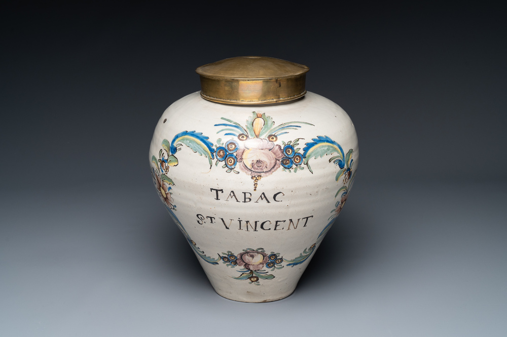 Een polychrome aardewerken 'St. Vincent' tabakspot, Frankrijk, 18e eeuw