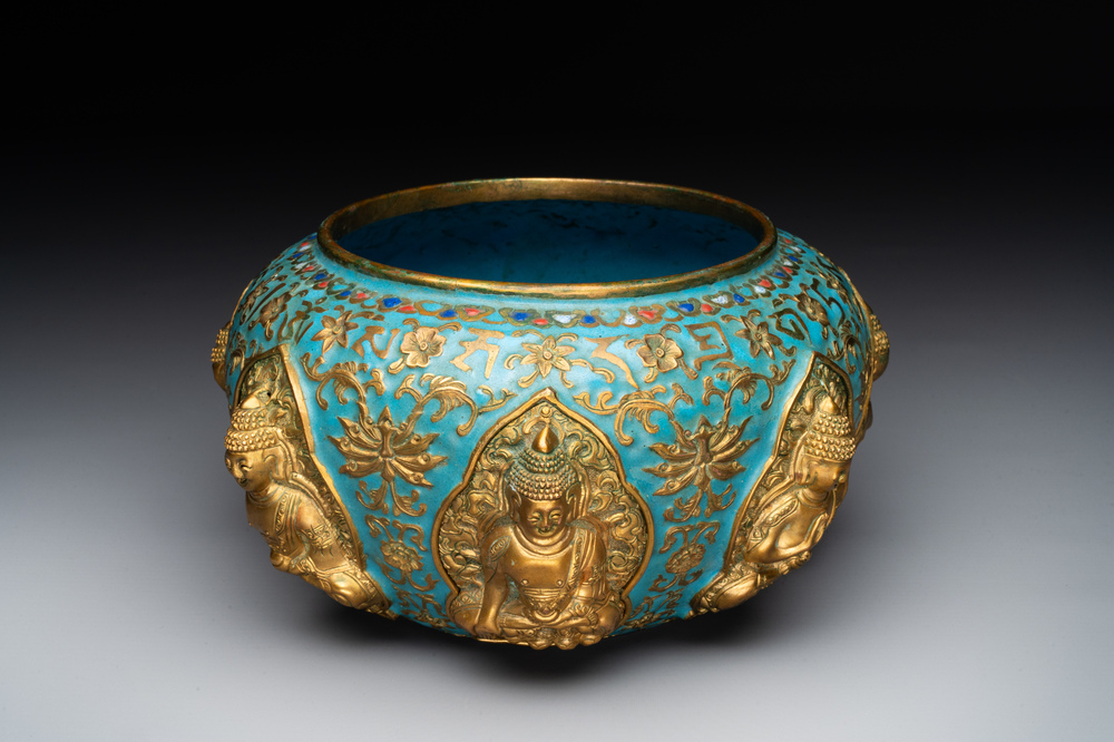 A Chinese gilt and champlev&eacute; enamelled bronze bowl with Buddhas in relief, 19/20th C.