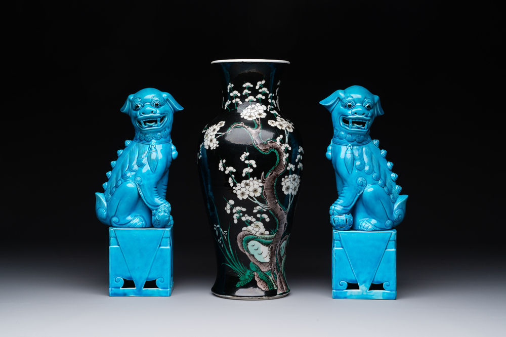 A Chinese famille verte black-ground vase and a pair of turquoise-glazed Buddhist lions, 19/20th C.