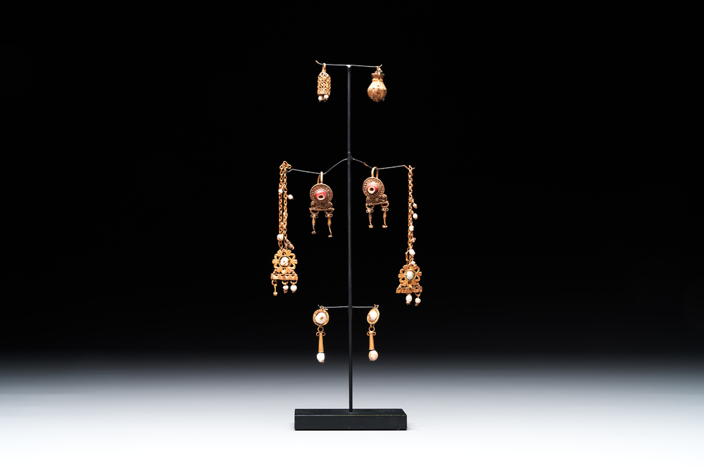 Three pairs of gold earrings with pearls and two gold pendants, Roman Era, 2nd/3rd C.