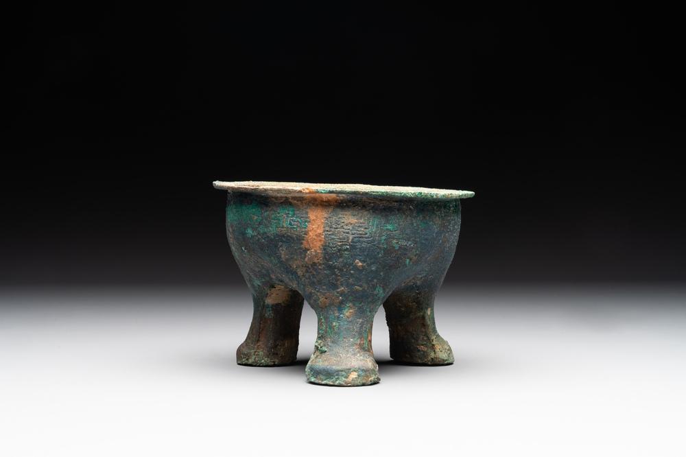 A Chinese archaic bronze tripod food vessel, 'li 鬲', late Western Zhou/early Eastern Zhou
