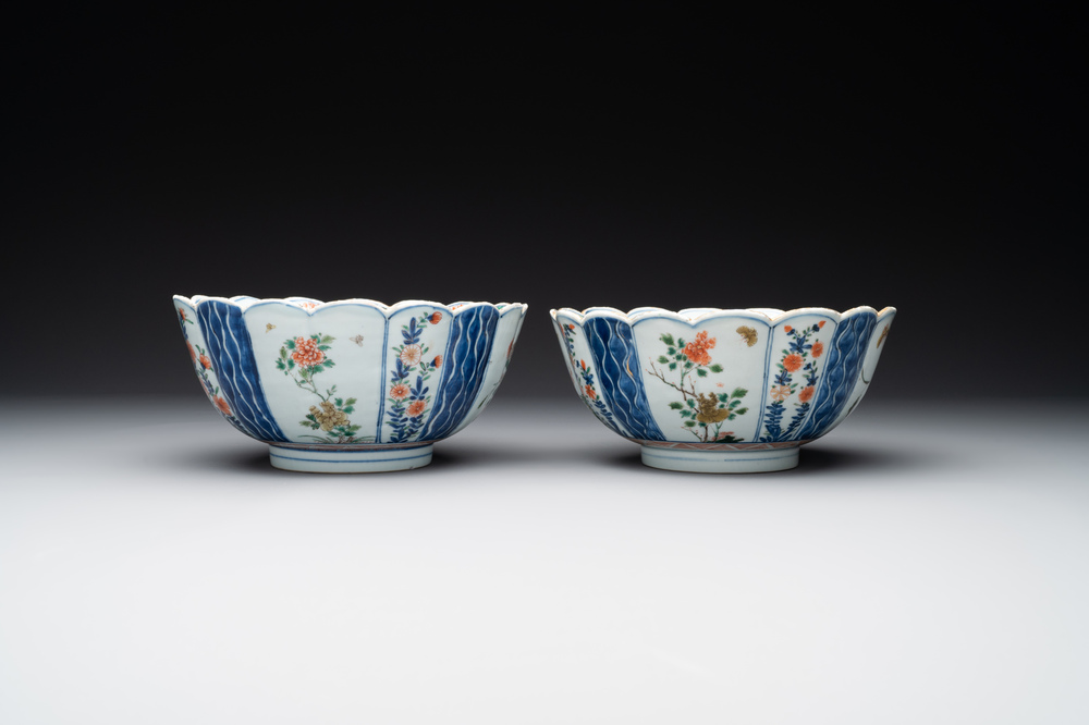 A pair of Chinese verte-imari bowls with floral design, Kangxi