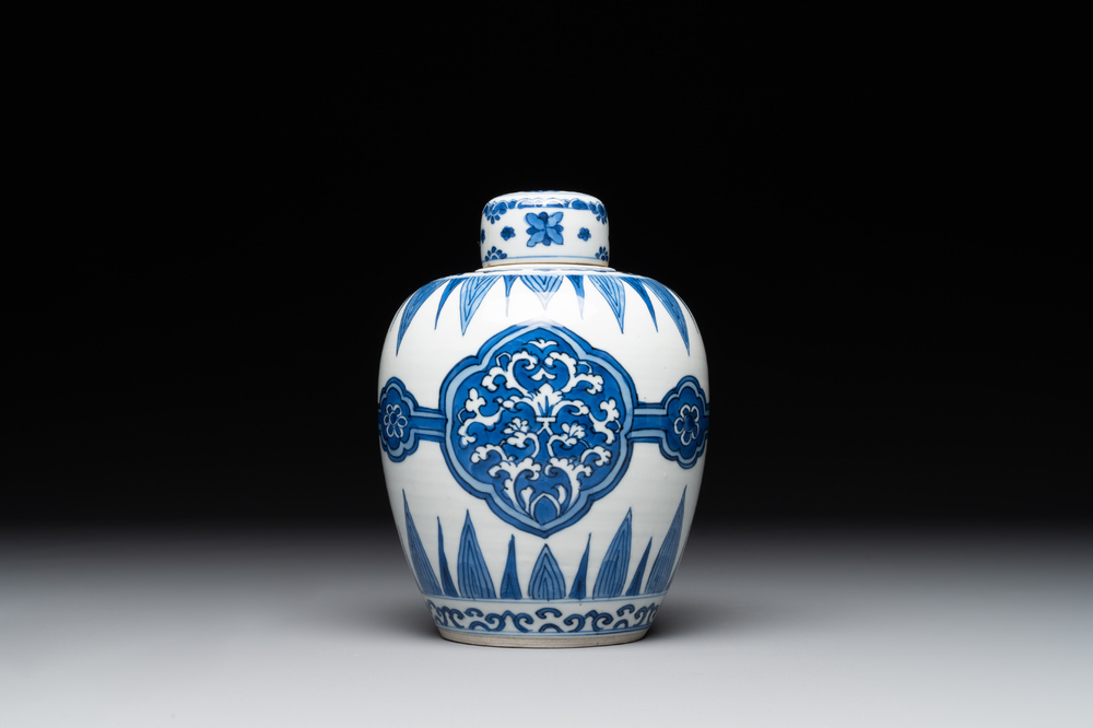 A Chinese blue and white covered jar with floral design, Kangxi