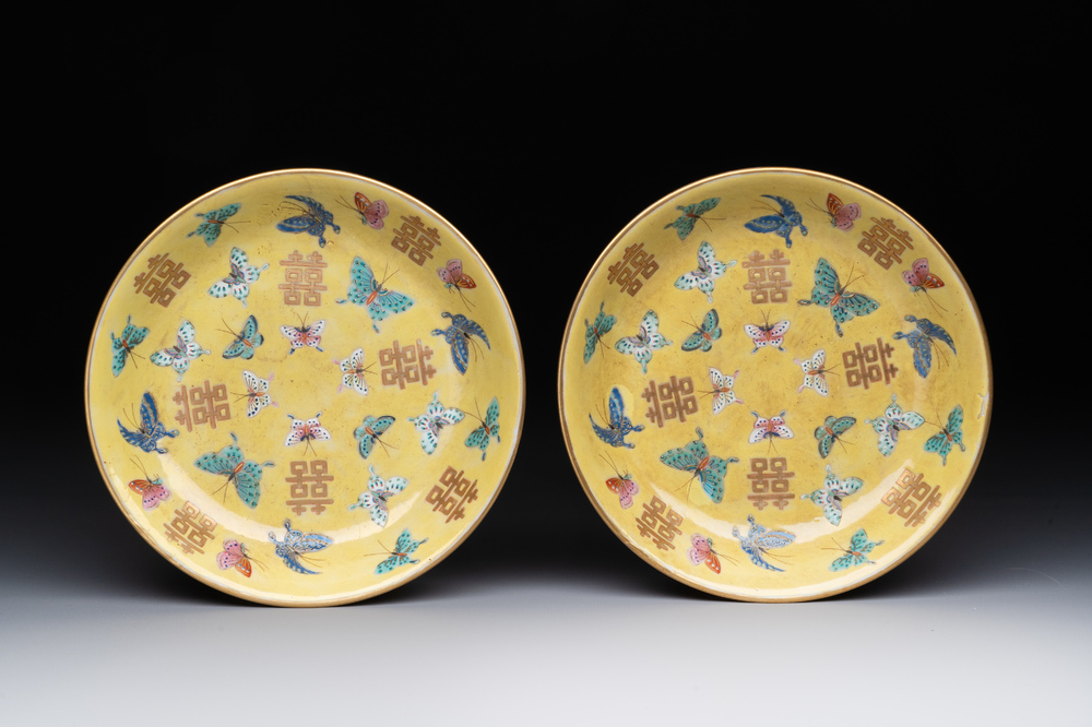 A pair of Chinese yellow-ground famille rose plates with butterfly design, Tongzhi mark, 20th C.