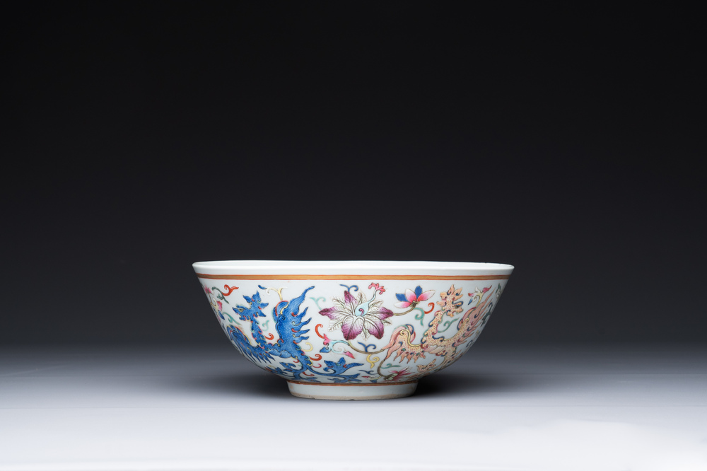 A Chinese famille rose 'phoenix' bowl, Guangxu mark, 19th C.