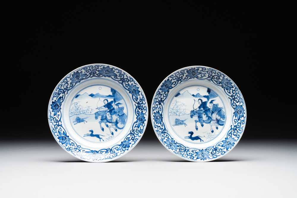 A pair of Chinese blue and white 'hunting scene' plates, Qi Yu Bao Ding Zhi Zhen 奇玉寶鼎之珍 mark, Kangxi