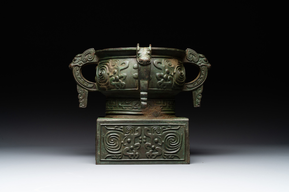 An inscribed Chinese archaistic bronze food vessel, 'gui 簋', Ming