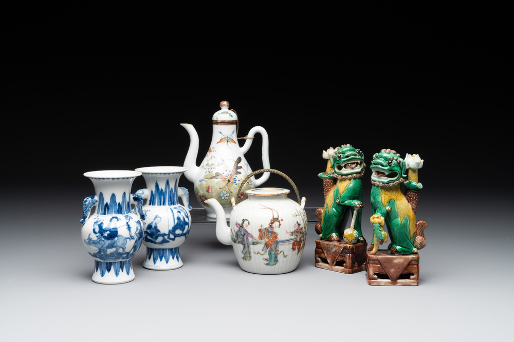 A pair of Chinese blue and white vases, a pair of sancai Buddhist lions, a famille rose ewer and a teapot, 19th C.