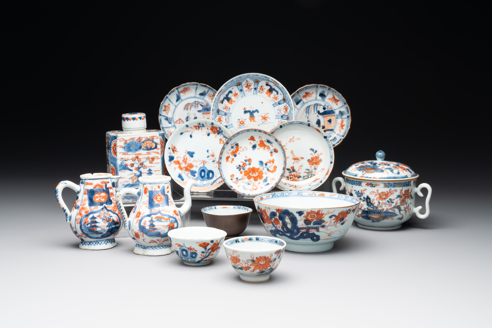 A varied collection of fourteen Chinese Imari-style wares, Kangxi/Qianlong